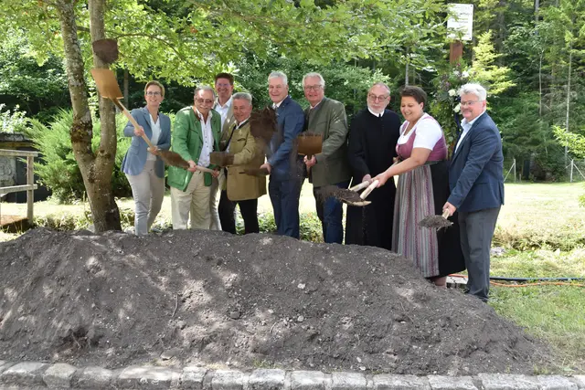 Spatenstich für eine neue Trinkwasseraufbereitungsanlage in der Harras: Sandra Akranidis-Knotzer, Franz Gartner, Christian Pehofer, Alfred Artmäuer, Anton Kasser, Christoph Kainz, Stephan Holpfer, Natascha Partl und Wolfgang Hiltl. | Foto: Mirjam Preineder