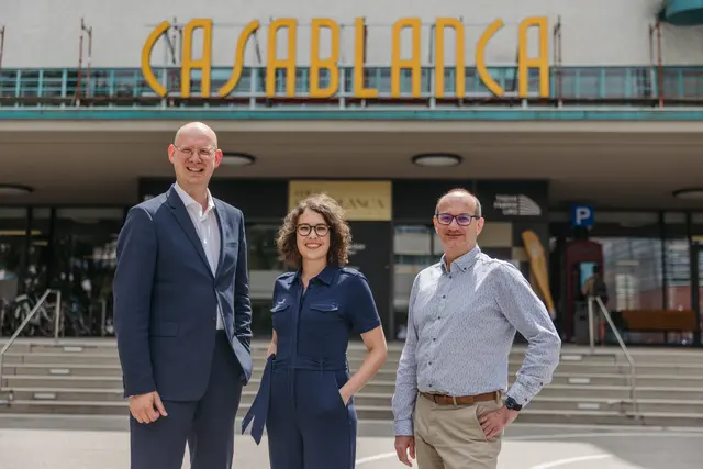 Von links: Stadtrat Thomas Gegenhuber (SPÖ) mit den Tabakfabrik-Geschäftsführern Denise Halak und Markus Eidenberger. | Foto: Tabakfabrik Linz/MecGreenie