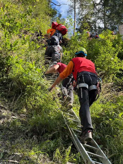 Beide Personen waren zwar erschöpft allerdings unverletzt und konnten eigenständig in Begleitung der Bergretterinnen und Bergretter ins Tal gehen.  | Foto: Bergrettung Rauris