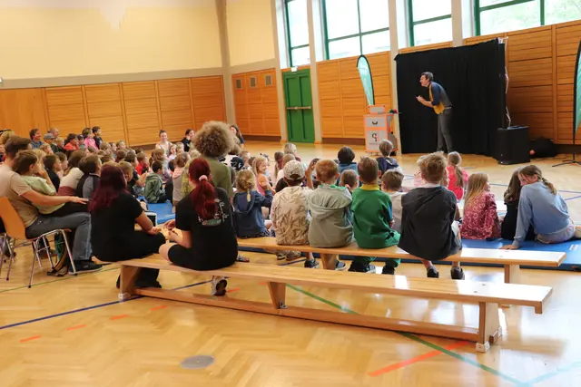 Von Kindergartenkindern bis zu Großeltern begeisterte Patrick Kulo in Gratwein-Straßengel mit seiner Zauberkunst.  | Foto: Edith Ertl