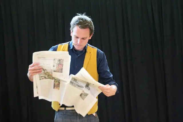 Vor aller Augen zerriss der Zauberkünstler eine Zeitung, dass es nur so raschelte. Mit Zaubersalz und Simsalabim war die Zeitung wenig später wieder ganz.  | Foto: Edith Ertl