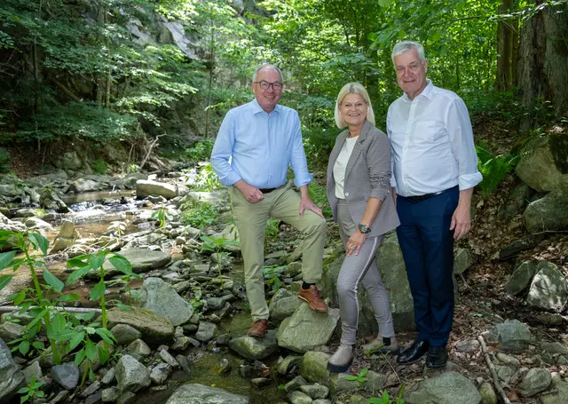 Verteidigungsministerin Klaudia Tanner, LH-Stellvertreter Stephan Pernkopf und Landesrat Anton Kasser informierten sich vor Ort über die geplanten Projekte rund um den Truppenübungsplatz Allentsteig und den Nationalpark Kampwald. | Foto: BMLV