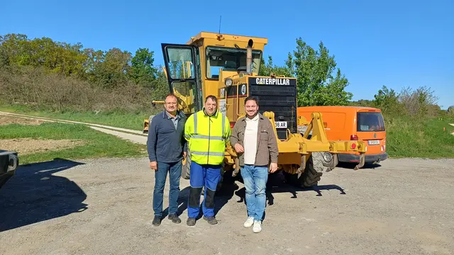  Verantwortlich für die Abwicklung sind Obmann der Wegbaugemeinschaft Johann Schumitsch und Bürgermeister Thomas Niklos. Mit am Foto Unternehmer Alexander Kollmann (gelbe Jacke). | Foto: Gemeinde Unterfrauenhaid