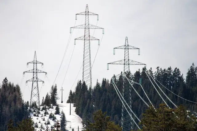 Mächtige Stromleitungen, Stromexport, TIWAG, Profitgier