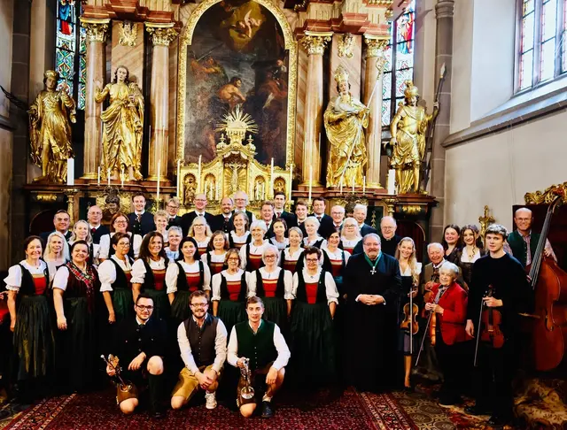 Komponist Pfarrer Alfred Binder (1. Reihe stehend) mit dem Singkreis Windischgarsten, der großartigen Solistin Veronika Grabner (1. Reihe stehend, 2.v.li.) und dem Orchester.  | Foto: Peter Großauer