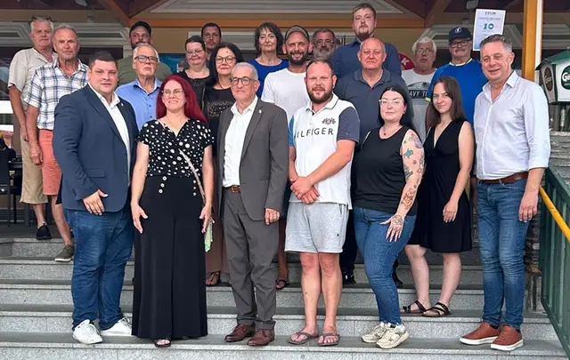 Rudolf Smolej (vorne 3. von links) wurde nach Kampfabstimmung gegen Christopher Polak in seinem Amt als Bezirksparteiobmann bestätigt. | Foto: FPÖ
