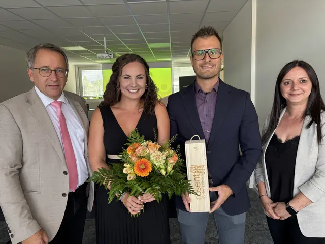 Bei der Eröffnung (v. l.): Bürgermeister Johann Schmid, Stefan Strasser mit seiner Gattin und Amtsleiterin Silvia Formeier | Foto: MeinBezirk/Harald Almer