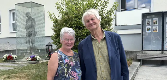 Veronika Innendorfer und Franz Denkmayr vor dem ehemaligen Kaufhaus Leitl, wo das Mahnmal für zivile Opfer errichtet wird. | Foto: MeinBezirk/Roland Wolf