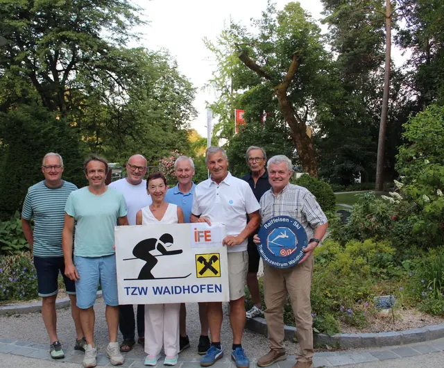 Gerhard Simon, Markus Auer, Thomas Teufl, Monika Durst, Kurt Leichtfried, Peter Engelbrechtsmüller, Ernst Durst,
Fritz Auer (mit dem ÖSV Schild aus der Gründungszeit des Vereines)
 | Foto: TZW