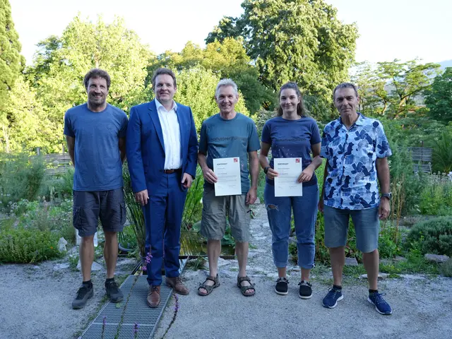 Peter Amann und Rebecca Spielmann mit LR René Zumtobel sowie den Kursleitern Daniel Baumgartner und Wolfgang Bacher. | Foto: Land Tirol/Knabl