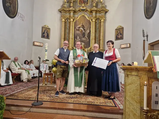 Vizebürgermeister David Kalteis, Pater Georg Haumer, Pater Michael Prinz, Bürgermeisterin Michaela Hinterholzer | Foto: Gemeinde