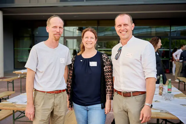 V. l.: Hannes Mayer (designierter Holzbauprofessor an der Universität Innsbruck), Regina Mayer (Präsidentin der Kammer der Ziviltechniker:innen/Arch+Ing) und Thomas Badergruber (tragwerkspartner zt gmbh) nutzten das proHolz Tirol-Sommerfest für einen angeregten Austausch.
