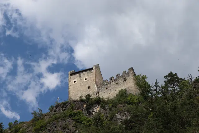 Majästätisch droht die Kronburg über Zams und Schönwies. | Foto: Thomas Seelos