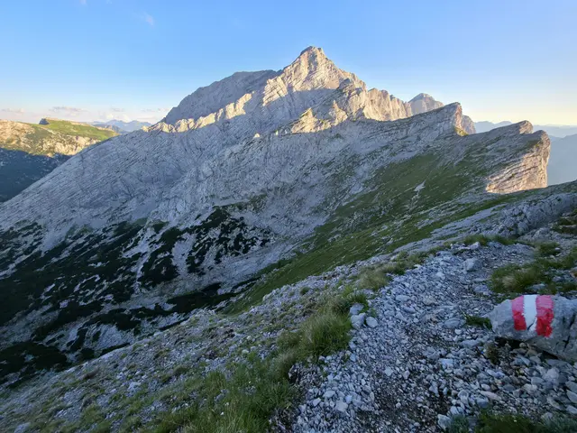 Der Aufstieg ist geschafft: Vom Gipfel aus eröffnet sich ein beeindruckender Blick über die sommerliche Bergwelt. | Foto: Christian Hahn