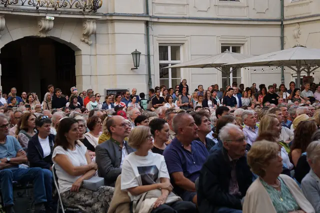Bis zum letzen Meter war der Innenhof der Hofburg gefüllt. | Foto: AMG