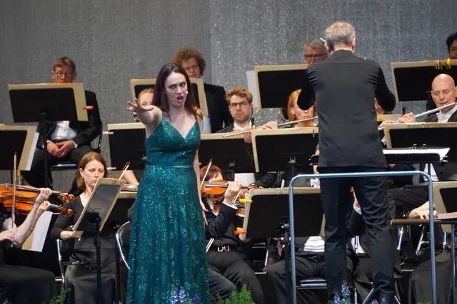 Mit kraftvollen Opernklängen begeistere die Münchner Symphoniker und die beiden Solisten.  | Foto: AMG