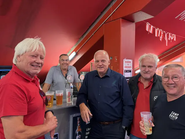KSV-Präsident Erwin Fuchs (3.v.re.) mit "Graue 
Falken"-Obmann Helmut Grossegger, Kantineur Harald Stijelja, Ernst Schinnerl | Foto: Gaube