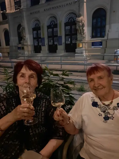 Agnes Thinschmidt aus Eggenburg mit ihrer Freundin Siegrun und einem Glas Wein. | Foto: agnes thinschmidt