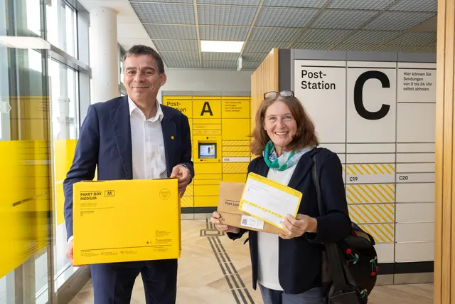 Peter Umundum, Generaldirektor-Stellvertreter, Vorstand für Paket und Logistik der Post, mit der Grazer Bürgermeisterin Elke Kahr (KPÖ) bei der Eröffnung der ersten 24/7 SB-Filiale