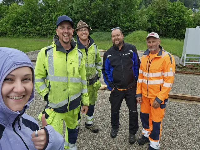 Viele Menschen im Ort helfen tatkräftig mit. Die Handwerker geben alles für die Umsetzung des Projektes. | Foto: Gemeinde Schleedorf