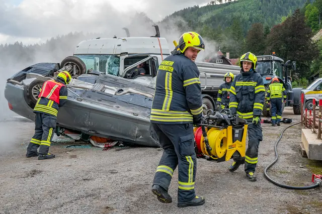 Im Mittelpunkt der Übung stand ein schwerer Verkehrsunfall. | Foto: TEAM FOTOKERSCHI