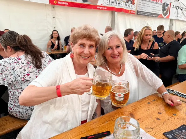 Vizebürgermeisterin Gabriele Schiener und die geschäftsführende Gemeinderätin Silvia Weginger genossen das Fest.  | Foto: Johanna Hoblik/Gemeinde Brunn