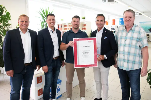 Martin Heidinger (l.) und Dietmar Schweiggl (2.v.r.) sowie Bgm. Thomas Weinzerl und WB-Ortsgruppenobmann Norbert Felgitscher überbrachten zum Jubiläum von JOU Sports die besten Glückwünsche. | Foto: Guido Lienhardt