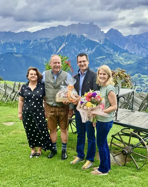 Gudrun und Christoph Krahbichler mit Simon und Romana Altenberger   (v.l.) bei der Feier im Gasthof Huggenberg in Saalfelden.  | Foto: LIONS Saalfelden/Werner Gems