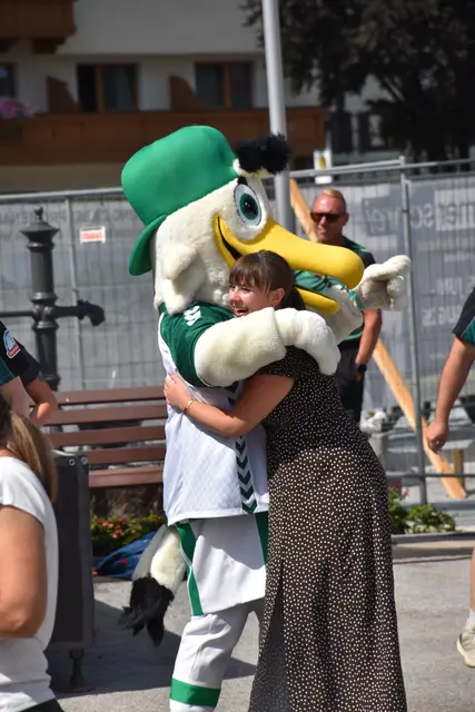 Herzliche Begrüßung in Zell a. Ziller durch das Maskottchen des SV Werder Bremen "Möwe Toni".  | Foto: Haun