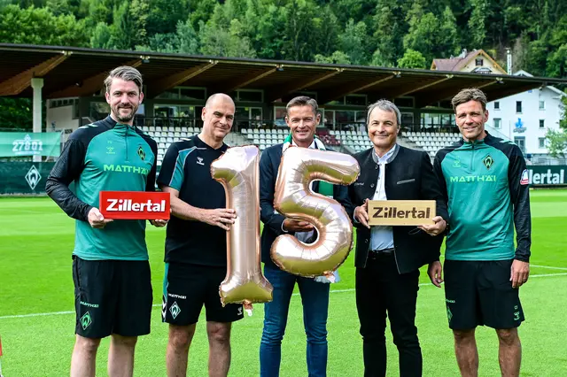 15 Jahre Grün-Weiß im Zillertal: v.l. Peter Niemeyer (Leiter Profifußball des SV Werder Bremen), Klaus Filbry (Vorsitzender der Geschäftsführung und Kaufmännischer Geschäftsführer des SV Werder Bremen), Ferdinand Lechner (Obmann TVB Zell-Gerlos, Zillertal Arena), Ronald Felder (Geschäftsführer Zillertal Tourismus GmbH) und Clemens Fritz (Geschäftsführer Fußball des SV Werder Bremen). | Foto: Nordphoto/Hafner