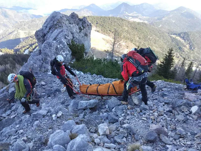 Die Bergretter in den Felsen. | Foto: Bergrettung Puchberg