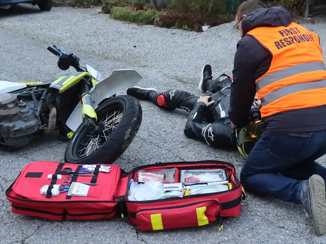 Immer wieder werden verschiedene Unfallszenarien geübt. Hier Walter Schuster bei Erste Hilfe-Maßnahmen nach einem Motorradunfall.  | Foto: Schuster