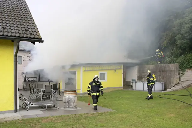 Rund 110 Feuerwehrleute mehrerer Wehren waren in Pfaffstätt im Einsatz, um den Brand unter Kontrolle zu bringen. | Foto: Manfred Fesl