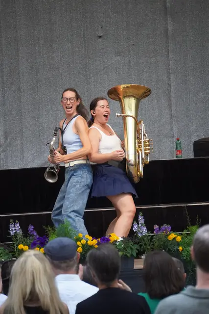 Mit Rhythmen aus Barcelona heizten die 10 Frauen des Balkan Paradise Orchestra die Hofburg gehörig ein.  | Foto: AMG