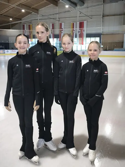 Polina Zeciri, Marie Födinger, Marie Mitterbauer und Lara Grieshofer. | Foto: Eislaufverein Gmunden