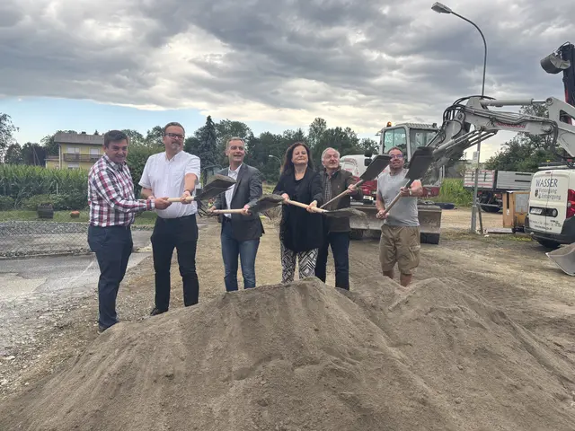 In Neudau fand der offizielle Spatenstich für den Neubau der Angerstraße statt. Rund ein Kilometer wird hierbei saniert. | Foto: Alexander Schmaranzer/MeinBezirk