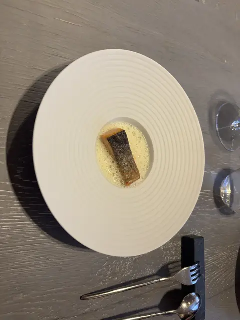 Den legendären Enzianschaum präsentierte der Küchenchef als Gruß aus der Küche. | Foto: Thomas Seelos