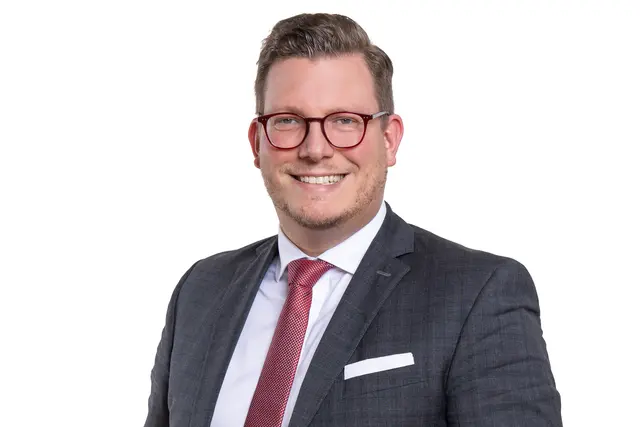 Bernhard-Stefan Müller, Obmann der Fachgruppe der Gewerblichen Dienstleister in der Wirtschaftskammer Tirol, sieht den Vorfall als Warnsignal für den Umgang mit künstlicher Intelligenz. | Foto: WK Tirol/Die Fotografen