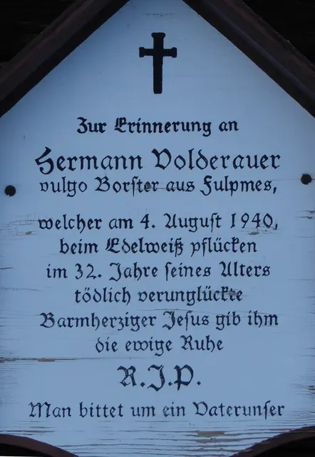 Am 4. August 1940 stürzte der Nagelschmied Hermann Volderauer aus Fulpmes in Neustift im Stubaital beim Edelweißklauben tödlich ab, wie dieses Marterl zeigt. | Foto: Franz Jäger, 3. Juli 2015