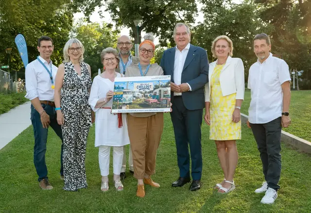 Mag. Andreas Gamlich (Kaufmännischer Direktor UK WN-HG); Dr. Silvia Bodi, MSc (Geschäftsführerin Gesundheit Thermenregion GmbH); Erika Buchinger (Vizebürgermeisterin und Gesundheitsstadträtin Wr. Neustadt); Prof. Dr. Ojan Assadian, MSc, DTMH (Ärztlicher Direktor UKWN-HG); Dipl. KH-BW DGKP Christa Grosz, MBA, MBA (Pflegedirektorin UK WN-HG); Dipl.-Ing. Franz Dinhobl (Abgeordneter zum NÖ Landtag); Dr. Martina Dinhobl (Bezirksärztevertreterin für WN); Brigadier Franz Hollerer (Stv. Akademiekommandant der Theresianischen Militärakademie). | Foto: Universitätsklinikum Wiener Neustadt-Hochegg/SchoberArts