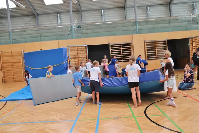 Auch das gehörte zur gelungenen Ferienwoche dazu: Nach dem großen Auftritt in der Sporthalle wurden von den Kindern die Matten wieder weggeräumt.  | Foto: Edith Ertl