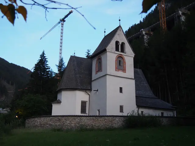 Die historische Kirche am Lueg am Patroziniumsfest, im Bildhintergrund sind die umfassenden Bauarbeiten der ASFINAG zur Erneuerung der benachbarten Autobahnbrücke sichtbar.
