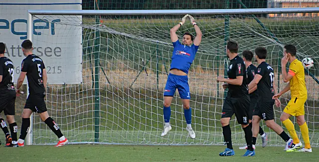 Kammers Goalie Alexander Mair hatte nicht eingreifen müssen, der Ball landete am Außennetz