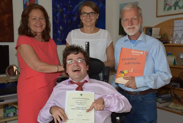 Oliver Norek holte den Hauptschulabschluss nach. Gratulation!  | Foto: Zinterhof