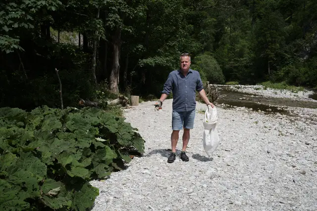 Bürgermeister Peter Lepkowicz beim Müllauflesen, nachdem sich der Touristenansturm gelegt hat. | Foto: Santrucek