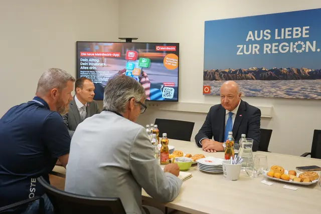MeinBezirk-Interview mit Bundeskanzler Christian Stocker: "MeinBezirk hat eine Reichweite von 56 Prozent, damit ist eigentlich die Frage schon beantwortet. Wenn man mehr als die Hälfte der Bevölkerung erreicht, hat es eine Bedeutung, und zwar keine kleine. Aber davon abgesehen sehen wir natürlich, dass Social Media vieles verändert hat. Gerade in einer Zeit, in der sich Informationen immer schneller verbreiten und Desinformation zunimmt, wird qualitätsvoller regionaler Journalismus sogar noch wichtiger." | Foto: MeinBezirk/Sprenger