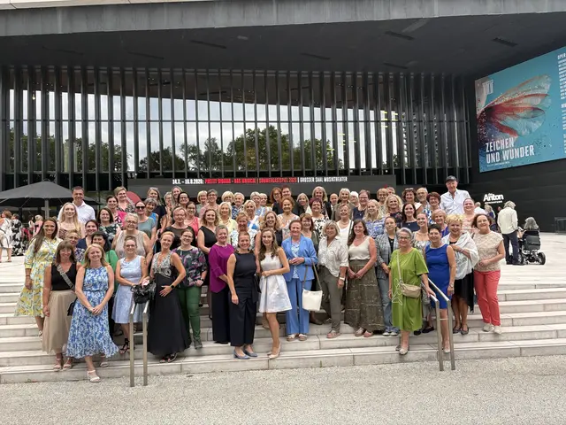 Melanie Wöss mit einigen der Theaterfreunden aus Urfahr-Umgebung beim Besuch der Vorpremiere von „Pretty Woman – Das Musical“ im Musiktheater Linz. | Foto: Wöss