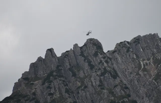 Vier Passanten entdeckten die abgestürzte Frau. Die Polizei bittet die Gruppe um Kontaktaufnahme. | Foto: ZOOM.TIROL