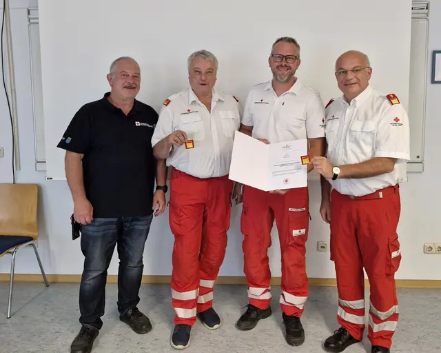 Matthias Hördinger, Helmut Eder, Bezirkskommandant Lukas Dangl und Landesrettungskommandant-St. Johann Kaufmann. | Foto: RK NÖ 