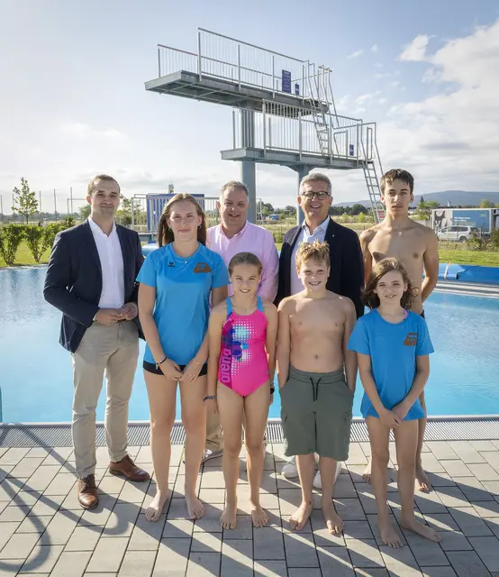 FPÖ-Stadtrat Kevin Pfann, "Aqua Nova"-Chef Markus Kopecky und ÖVP-Klubsprecher Wolfgang Horvath mit Katja, Emily, Jonas, Lena und Sviatoslav. | Foto: Stadt Wiener Neustadt/Weller